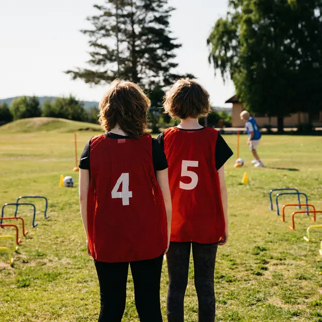 Overtrekksvester med tall 1-15 15stk | Junior | Rød 