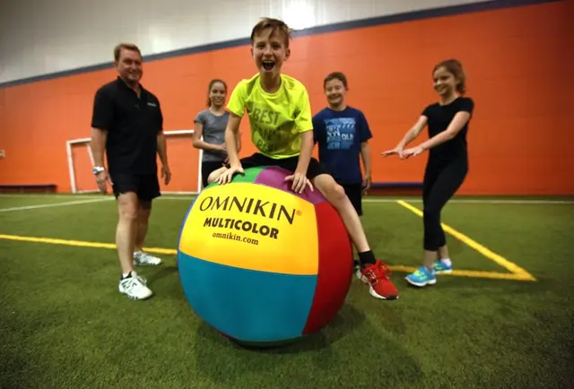 Omnikin® Multicolor ball 84 cm Superlett ball med sterkt trekk 